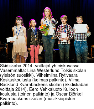 Skidiskaba 2014 -voittajat yhteiskuvassa. Vasemmalta: Lina Westerlund Tolkis skolan (yleisn suosikki), Vilhelmiina Rytivaara Keskuskoulusta (kolmas palkinto), Vilma Bcklund Kvarnbackens skolan (Skidiskaban voittaja 2014), Eero Vehkaluoto Kulloon koulusta (toinen palkinto) ja Oscar Bjrkell Kvarnbackens skolan (musiikkiopiston palkinto).