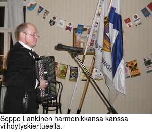 Seppo Lankinen harmonikkansa kanssa viihdytyskiertueella.
