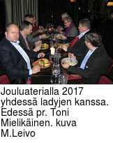 Jouluaterialla 2017 yhdessä ladyjen kanssa. Edessä pr. Toni Mielikäinen. kuva M.Leivo