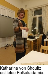 Katharina von Shoultz esittelee Folkakadamia.