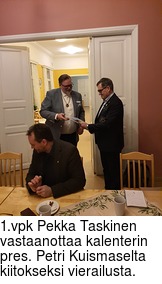 1.vpk Pekka Taskinen vastaanottaa kalenterin pres. Petri Kuismaselta kiitokseksi vierailusta.