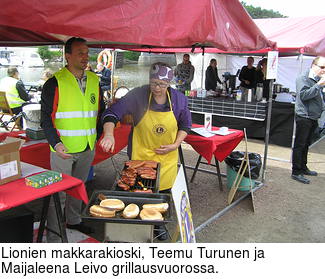 Lionien makkarakioski, Teemu Turunen ja Maijaleena Leivo grillausvuorossa.
