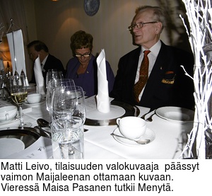 Matti Leivo, tilaisuuden valokuvaaja  päässyt vaimon Maijaleenan ottamaan kuvaan. Vieressä Maisa Pasanen tutkii Menytä.