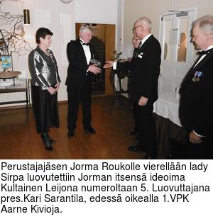 Perustajajäsen Jorma Roukolle vierellään lady Sirpa luovutettiin Jorman itsensä ideoima Kultainen Leijona numeroltaan 5. Luovuttajana pres.Kari Sarantila, edessä oikealla 1.VPK Aarne Kivioja.