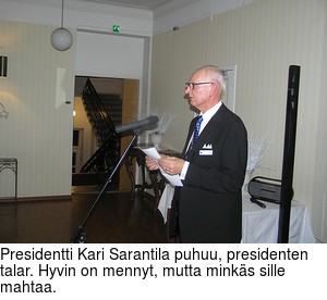 Presidentti Kari Sarantila puhuu, presidenten talar. Hyvin on mennyt, mutta minkäs sille mahtaa.