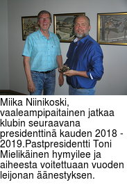 Miika Niinikoski, vaaleampipaitainen jatkaa klubin seuraavana presidenttinä kauden 2018 - 2019.Pastpresidentti Toni Mielikäinen hymyilee ja aiheesta voitettuaan vuoden leijonan äänestyksen.