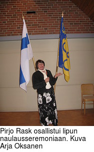 Pirjo Rask osallistui lipun naulausseremoniaan. Kuva Arja Oksanen