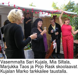 Vasemmalta Sari Kujala, Mia Siltala, Marjukka Taos ja Pirjo Rask skoolaavat. Kujalan Marko tarkkailee taustalla.