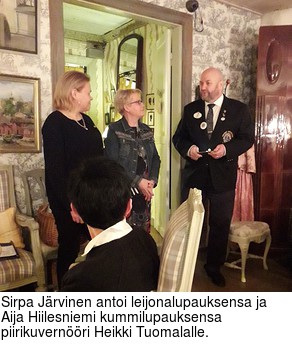 Sirpa Jrvinen antoi leijonalupauksensa ja Aija Hiilesniemi kummilupauksensa piirikuvernri Heikki Tuomalalle.