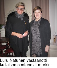 Luru Natunen vastaanotti kultaisen centennial-merkin.