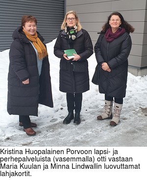 Kristina Huopalainen Porvoon lapsi- ja perhepalveluista (vasemmalla) otti vastaan Maria Kuulan ja Minna Lindwallin luovuttamat lahjakortit.