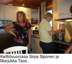 Keittivuorossa Sirpa Siponen ja Marjukka Taos.