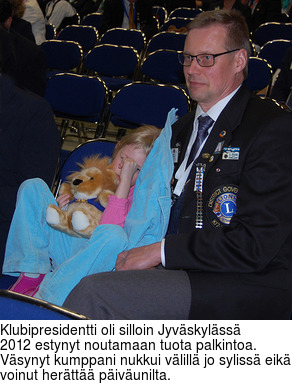 Klubipresidentti oli silloin Jyvskylss 2012 estynyt noutamaan tuota palkintoa. Vsynyt kumppani nukkui vlill jo syliss eik voinut hertt pivunilta.