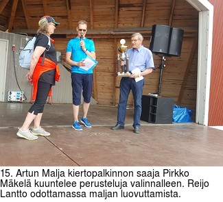 15. Artun Malja kiertopalkinnon saaja Pirkko Mkel kuuntelee perusteluja valinnalleen. Reijo Lantto odottamassa maljan luovuttamista.