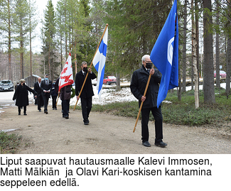 Liput saapuvat hautausmaalle Kalevi Immosen, Matti Mlkin  ja Olavi Kari-koskisen kantamina seppeleen edell.
