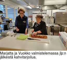 Marjatta ja Vuokko valmistelemassa jlp:n jlkeist kahvitarjoilua.