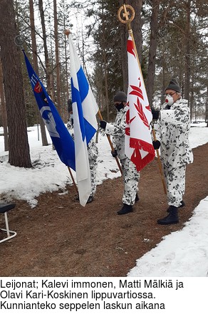 Leijonat; Kalevi immonen, Matti Mlki ja Olavi Kari-Koskinen lippuvartiossa. Kunnianteko seppelen laskun aikana