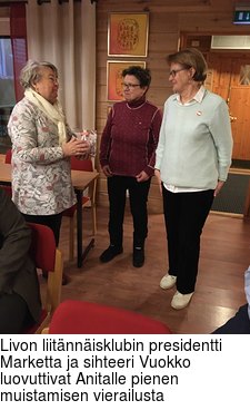 Livon liitnnisklubin presidentti Marketta ja sihteeri Vuokko luovuttivat Anitalle pienen muistamisen vierailusta