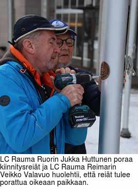 LC Rauma Ruorin Jukka Huttunen poraa kiinnitysreit ja LC Rauma Reimarin Veikko Valavuo huolehtii, ett reit tulee porattua oikeaan paikkaan.