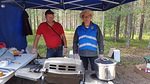Klubimme grillimestarit Seppo ja Jukka-Pekka odottelevat asiakkaita grillimakkaran syntiin.