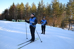 Jukka-Pekka ja Jorma menossa kohta laduille ohjaamaan hiihtji