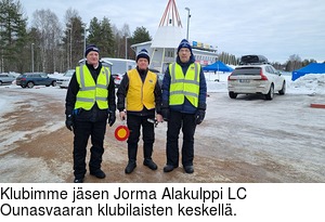 Klubimme jsen Jorma Alakulppi LC Ounasvaaran klubilaisten keskell.