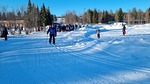 Jukka-Pekka tulossa ladun varteen ohjaamaan hiihtji 
