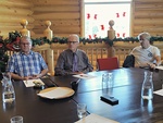 Jukka-Pekka, Toivo ja Markku tarkkaavaisina kuuntelemassa uuden kauden puheenjohtajaa eli presidentti.