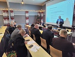 Kokousvki kuuntelee tarkasti presidentti Timo Rantalan asialaistan lpikymist.