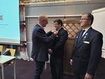 Presidentti Timo kiinnitt kunniamerkin Sepon rinnukseen.