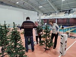 Joulukuusien kasaukset, Pekka, Anna-Maarit ja Riitta laittelemassa