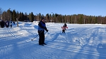 Latuohjaaja Jukka-Pekka hiihtelemss omalle paikalleen ladun varteen
