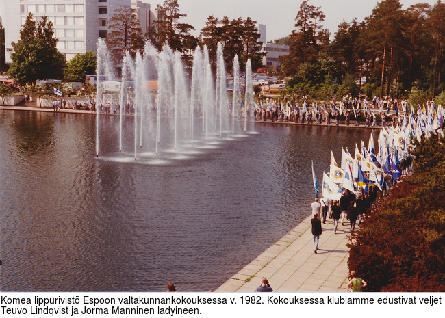 Komea lippurivist Espoon valtakunnankokouksessa v. 1982. Kokouksessa klubiamme edustivat veljet Teuvo Lindqvist ja Jorma Manninen ladyineen.