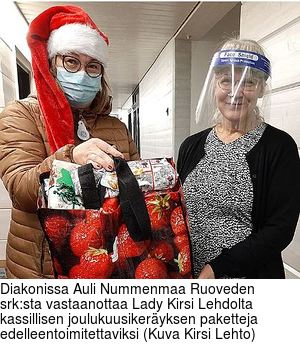 Diakonissa Auli Nummenmaa Ruoveden srk:sta vastaanottaa Lady Kirsi Lehdolta kassillisen joulukuusikeryksen paketteja edelleentoimitettaviksi (Kuva Kirsi Lehto)