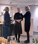 Presidentti Riitta Martikainen ottaa vastaan uuden jäsenen Kirsti Pitkäsen ja kummi Virve Ruissalo kiinnittää Lions merkin 3.3.2020