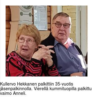 Kullervo Hekkanen palkittiin 35-vuotis jsenpalkinnolla. Vierell kummituopilla palkittu vaimo Anneli.