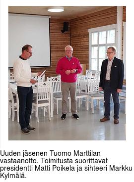 Uuden jsenen Tuomo Marttilan vastaanotto. Toimitusta suorittavat presidentti Matti Poikela ja sihteeri Markku Kylml.