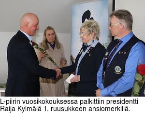 L-piirin vuosikokouksessa palkittiin presidentti Raija Kylml 1. ruusukkeen ansiomerkill.