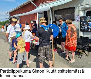 Partiolippukunta Simon Kuutit esittelemss toimintaansa.