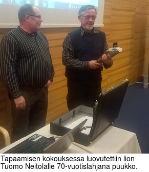 Tapaamisen kokouksessa luovutettiin lion Tuomo Neitolalle 70-vuotislahjana puukko.