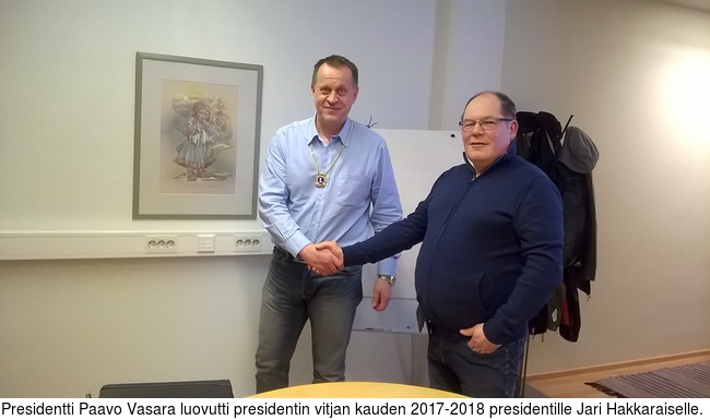 Presidentti Paavo Vasara luovutti presidentin vitjan kauden 2017-2018 presidentille Jari Hakkaraiselle.