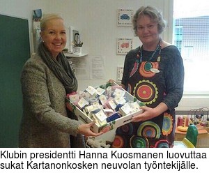 Klubin presidentti Hanna Kuosmanen luovuttaa sukat Kartanonkosken neuvolan tyntekijlle.