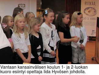 Vantaan kansainvlisen koulun 1- ja 2-luokan kuoro esiintyi opettaja Iida Hyvsen johdolla.