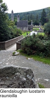 Glendaloughin luostarin raunioilla