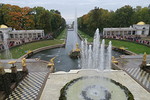 Suuren palatsin ja Suomenlahden vliin j Alapuisto, jossa on kymmeni suihkulhteit, kullattuja pronssipatsaita ja puistokytvi.