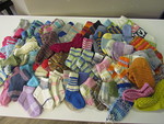 Klubilaisten kutomia sukkia, jotka lahjoitettiin lapsille