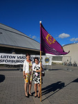 Lippu liehuen kokouspaikalle Ouluhalliin