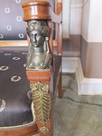 Yksityiskohta tuolista, joka oli Sagadin kartanonherran tyhuoneesta
