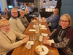 Yhteiselle lounaalle osallstuivat mys takana istuvat Jussi  Penttil ja Eila Silvennoinen