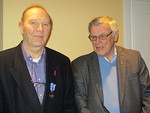 Presidentti Raimo Skogberg luovutti Juha Lanulle mitalin 50. vuoden leijonapalvelusta